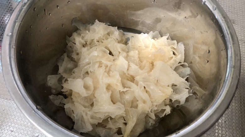紫薯银耳粥,泡发好的银耳清洗下,撕成小朵