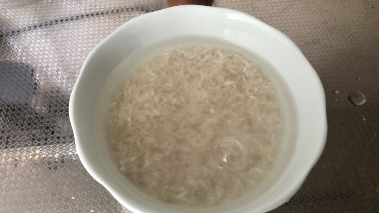 紫薯银耳粥,<a style='color:red;display:inline-block;' href='/shicai/ 492'>大米</a>约100g,淘洗干净,加入适量水,泡发一小时