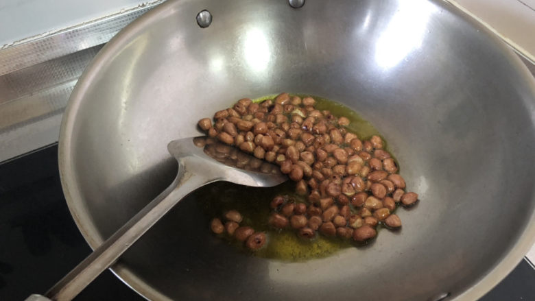 黄瓜拌腐竹,加适量菜籽油,小火不断煸炒约3分钟