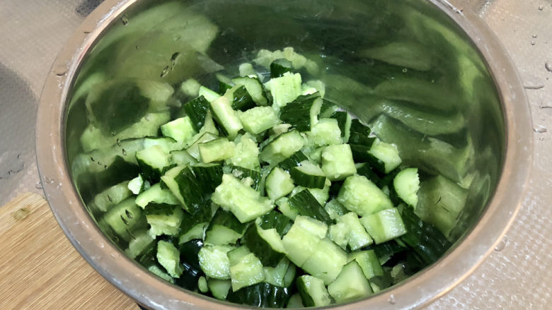 黄瓜拌腐竹,黄瓜拍一下,切小块