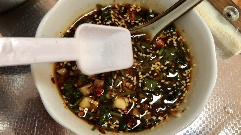 黄瓜拌腐竹,搅拌均匀,尝下咸淡,根据个人口味加少许食盐定味