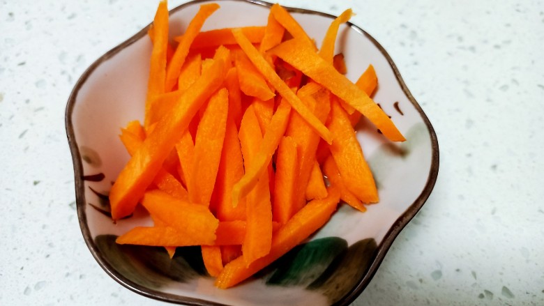 丝瓜豆腐金针菇青菜汤,<a style='color:red;display:inline-block;' href='/shicai/ 25'>胡萝卜</a>切丝