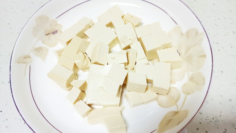 丝瓜豆腐金针菇青菜汤,内脂<a style='color:red;display:inline-block;' href='/shicai/ 465'>豆腐</a>切小块