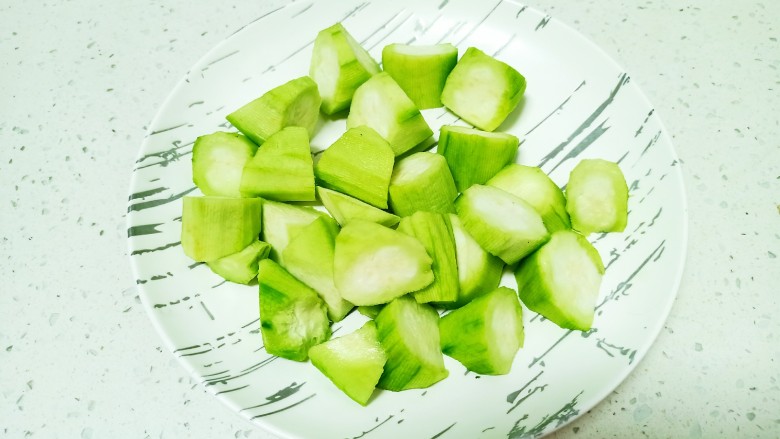 丝瓜豆腐金针菇青菜汤,<a style='color:red;display:inline-block;' href='/shicai/ 57'>丝瓜</a>洗净去皮切滚刀块
