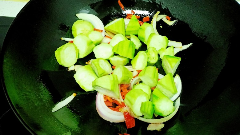 丝瓜豆腐金针菇青菜汤,倒入丝瓜