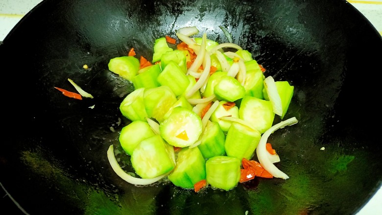 丝瓜豆腐金针菇青菜汤,丝瓜炒软 