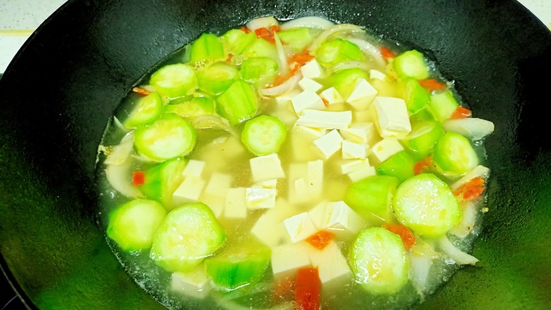 丝瓜豆腐金针菇青菜汤,水开后放入豆腐
