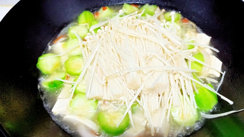 丝瓜豆腐金针菇青菜汤,放入金针菇煮五分钟