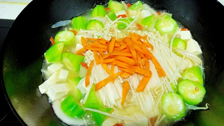 丝瓜豆腐金针菇青菜汤,放入胡萝卜