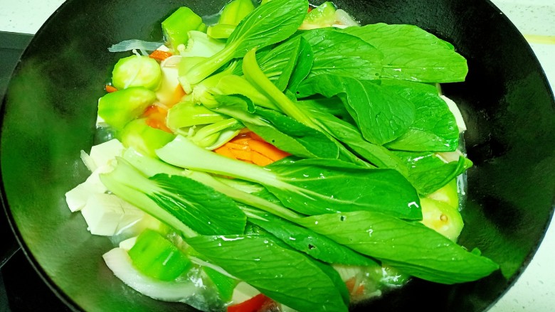 丝瓜豆腐金针菇青菜汤,放入<a style='color:red;display:inline-block;' href='/shicai/ 3340'>上海青</a>