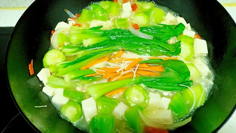 丝瓜豆腐金针菇青菜汤,上海青断生放入食盐