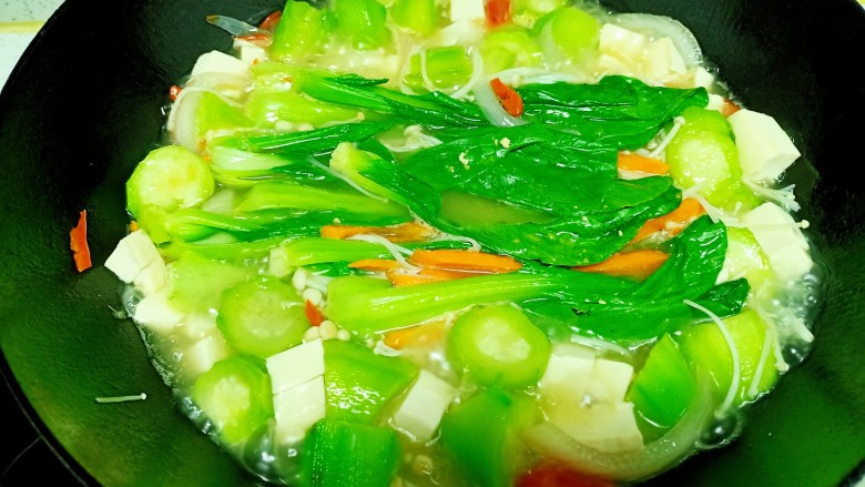 丝瓜豆腐金针菇青菜汤,放入<a style='color:red;display:inline-block;' href='/shicai/ 756'>鸡精</a>