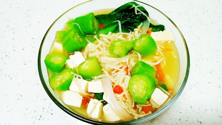 丝瓜豆腐金针菇青菜汤,盛入碗中