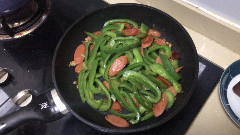 青椒炒香肠,翻炒均匀就可以出锅了