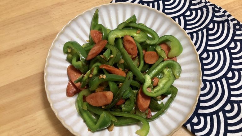 青椒炒香肠,盛盘辣