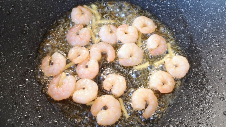 胡萝卜炒虾仁,炒锅内倒适量的食用油烧热,下入虾仁炒熟,盛出备用。