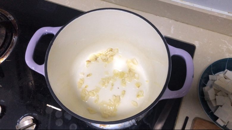 金针菇豆腐汤,放入蒜末煸香,葱末味道更好