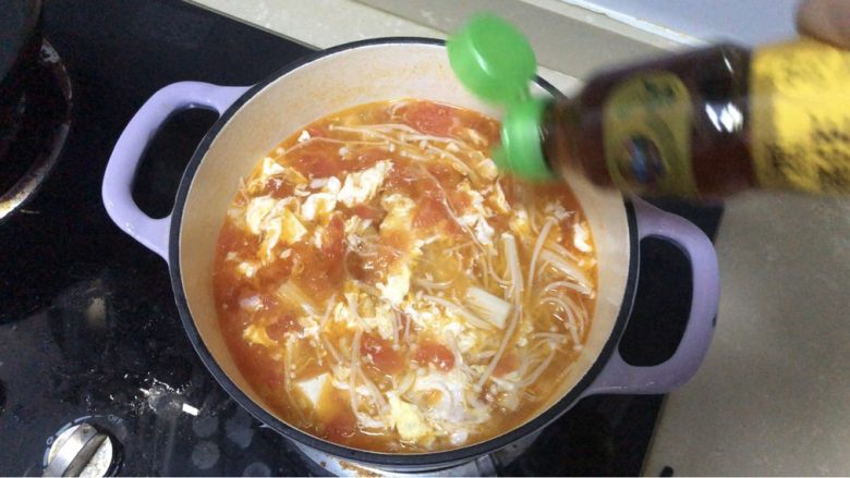 金针菇豆腐汤,香油少许,香醋少许,根据口味放