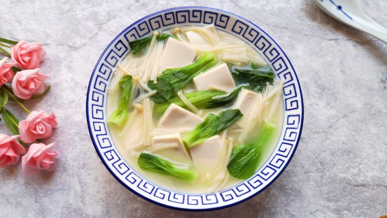 金针菇豆腐汤,营养丰富。