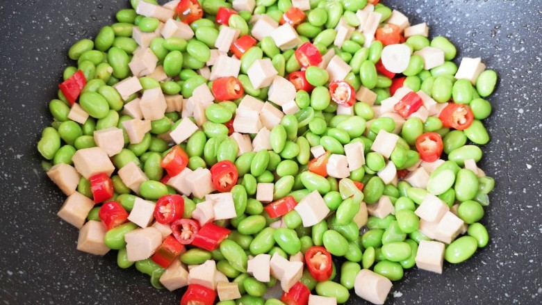 毛豆炒香干,炒出香味。