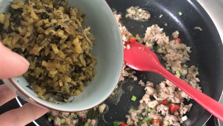 毛豆炒香干,加入雪菜,中小火煸炒一分钟