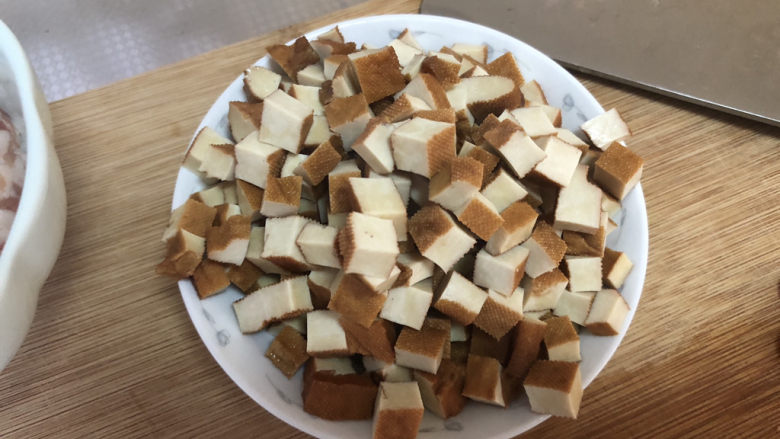 毛豆炒香干,煮约一分钟,捞出备用