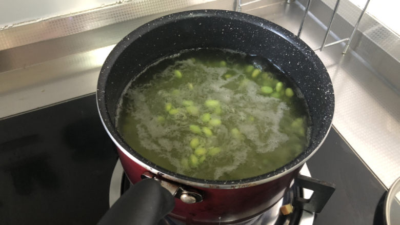 毛豆炒香干,下毛豆米,小火煮两三分钟