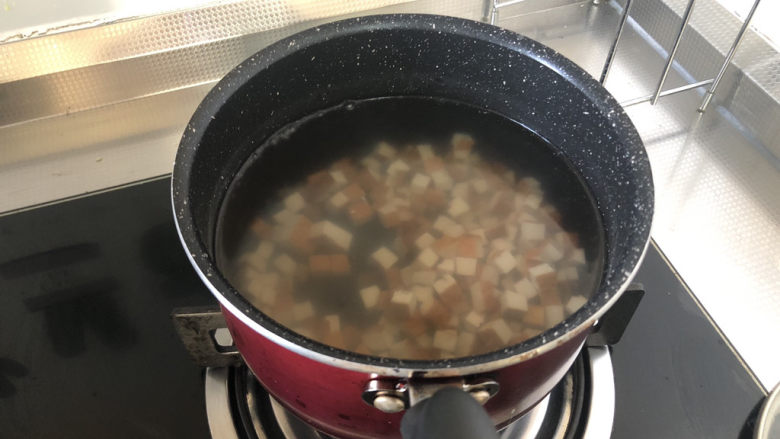 毛豆炒香干,坐锅烧水,水开下香干