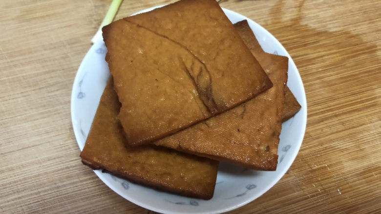 毛豆炒香干,香干冲洗一下