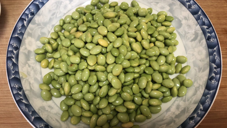 毛豆炒香干,毛豆米,搓洗干净,去掉白膜