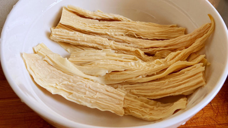 黄瓜拌腐竹,<a style='color:red;display:inline-block;' href='/shicai/ 468'>腐竹</a>最好提前一晚浸泡,常温水浸泡就行。