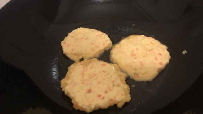 黄金玉米饼,煎两分钟翻另一边煎