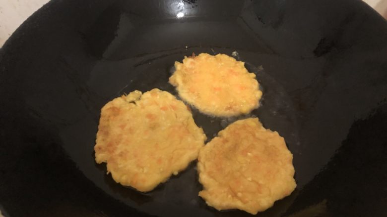 黄金玉米饼,再煎二分钟，来回翻一分钟，出锅。（薄厚时间有差异，自己把握）