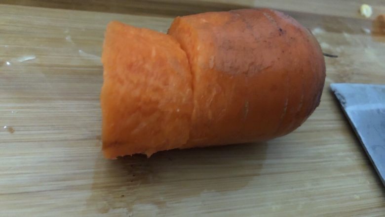 黄金玉米饼,<a style='color:red;display:inline-block;' href='/shicai/ 2559'>红萝卜</a>去皮，切碎