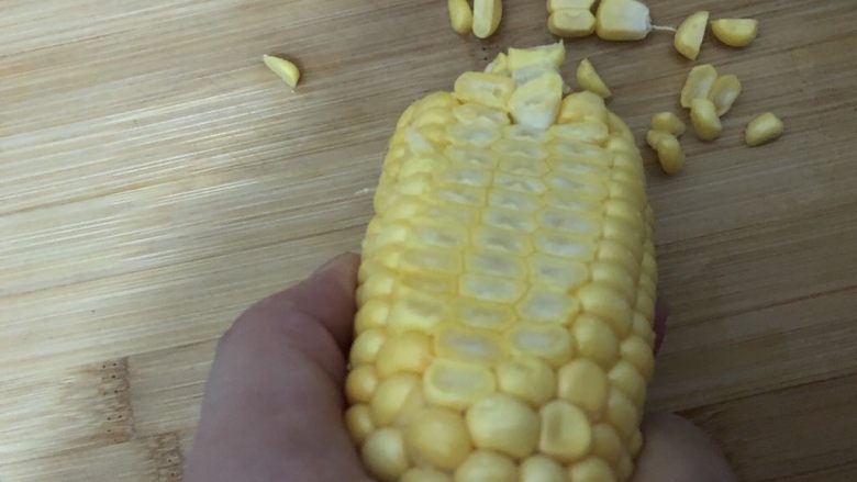 黄金玉米饼,把<a style='color:red;display:inline-block;' href='/shicai/ 500'>玉米</a>洗干净整条切