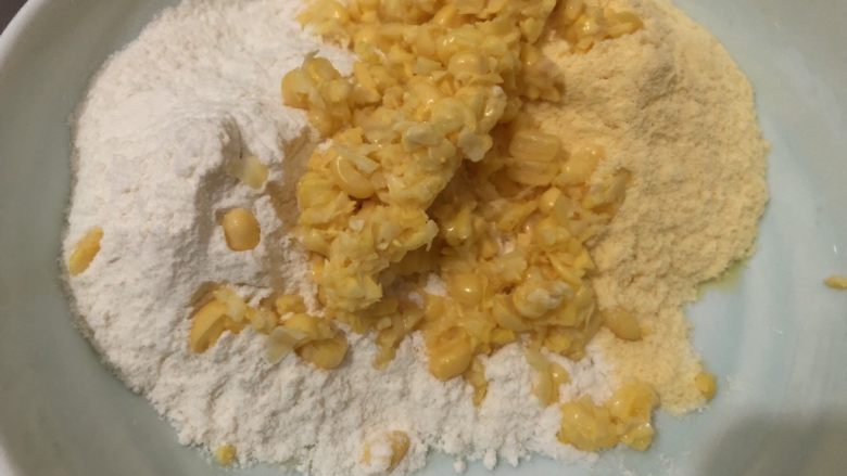 黄金玉米饼,加入到<a style='color:red;display:inline-block;' href='/shicai/ 519'>面粉</a>里