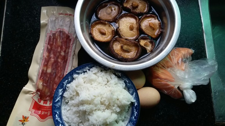 电饭煲腊肠饭,在家里搜罗出来的食材就是这些，一般香菇我都喜欢用干的泡发，更香，但是我更喜欢小一点的香菇，这次买的大香菇没有以前的香。