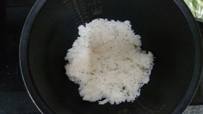 电饭煲腊肠饭,这就是中午的剩饭,平铺好