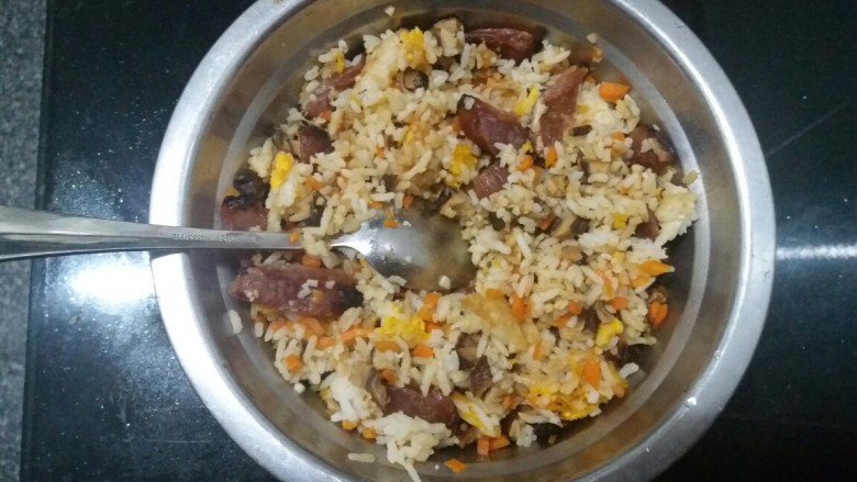 电饭煲腊肠饭,味道不够的,适量加点<a style='color:red;display:inline-block;' href='/shicai/ 692'>酱油</a>(⊙o⊙)哦~颜色也更好看一点,看起来和炒饭有点像,但是没炒饭干,比较润一点。