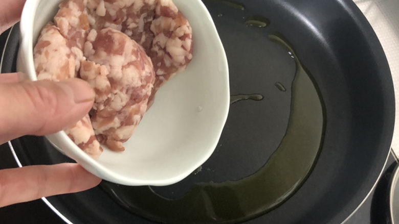 毛豆炒香干,热锅加少许食用油,加入肉末,小火煸炒到肉末吐油变色
