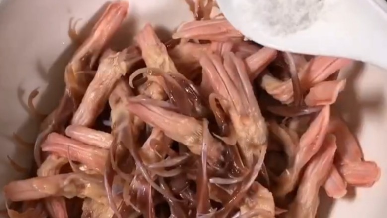 酱鸭舌,加入盐,盐一勺就行哦去去腥味