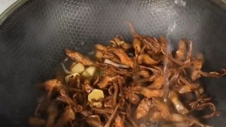 酱鸭舌,倒入自家酿的米酒，自酿的米酒也是一种养生的好东西但是功夫可大了，