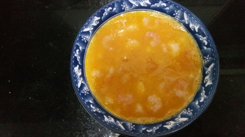 虾仁炒蛋,倒入蛋液中,沾蛋均匀