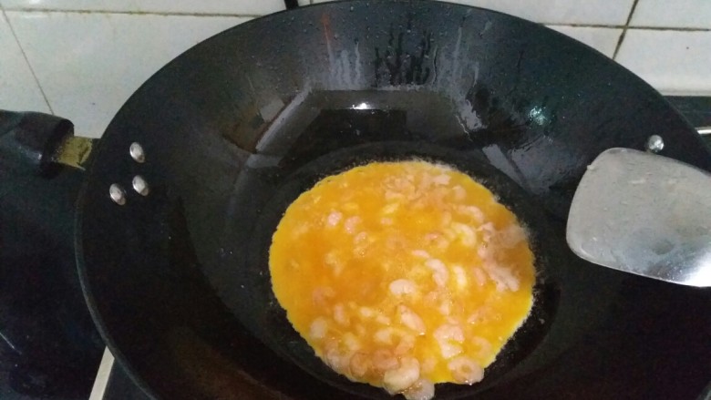 虾仁炒蛋,这里煎蛋,油要足,不然蛋容易粘锅,火要用中高火,太大火容易焦,小火煎得慢,也不易成型。