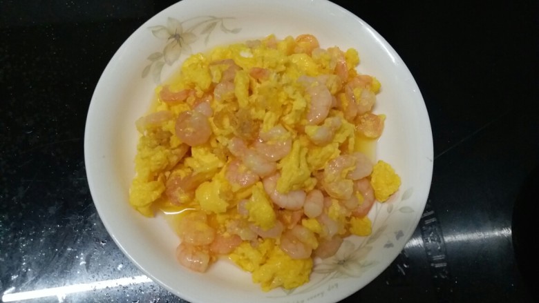 虾仁炒蛋,出锅啦,喜欢这种煎蛋黄(⊙o⊙)哦~