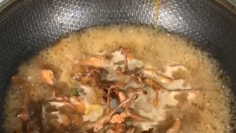 酱鸭舌,加入鸡汁,鸡汁的味道有些人不喜欢的可以不用加。我个人比较喜欢