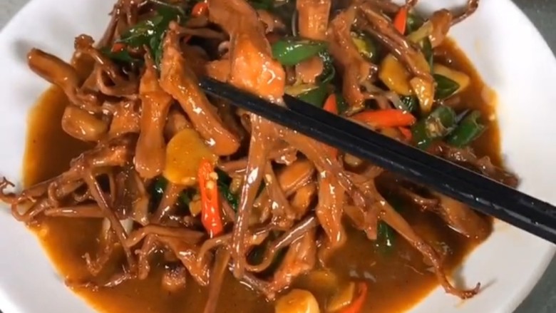 酱鸭舌,我们的酱鸭舌就做好啦。美味又好看,绝对是下酒的绝配