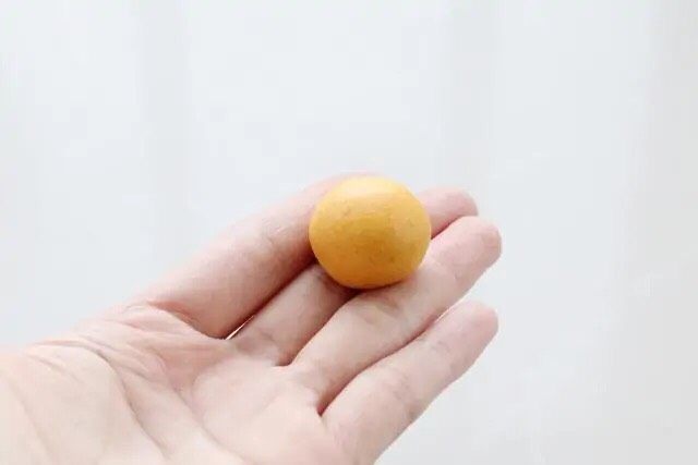 南瓜小圆子,取适量面团用手来回揉成圆球状,比汤圆的个头稍微小一些。