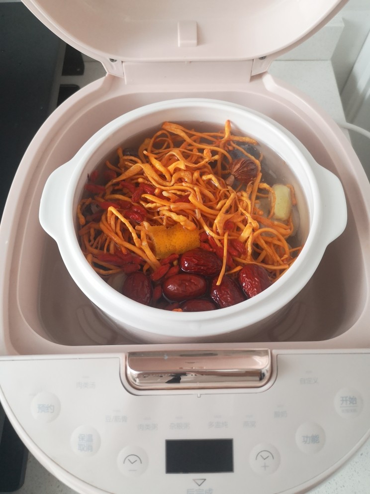 虫草花乌鸡汤,炖锅加好水,把炖盅放入锅内