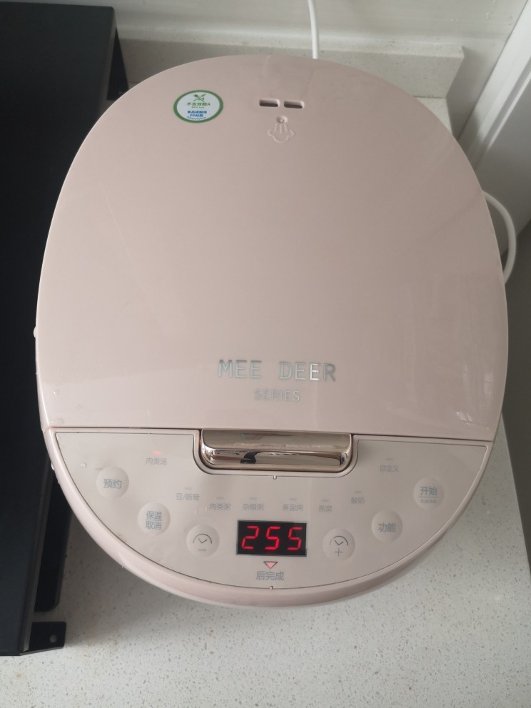 虫草花乌鸡汤,选炖汤功能启动,开始去做其它事了,一般2.5小时,时间到就可以尝到鲜美的靓汤啦!
上班的亲们还可以预约哦,这样下班回家再简单弄一两小菜,简单省时一顿晚餐美美的完成,不耽误追剧哈